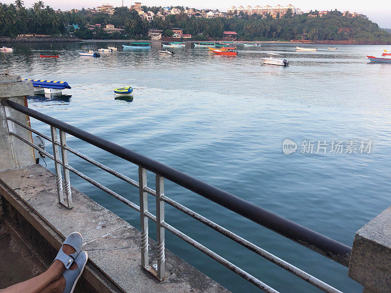 Dona Paula View Point，靠近Miramar海滩，Panaji，果阿，印度南部，有海岸线酒店和度假建筑群俯瞰海景，渔船娱乐和游艇，棕榈树，日落天空，果阿假日度假在高潮